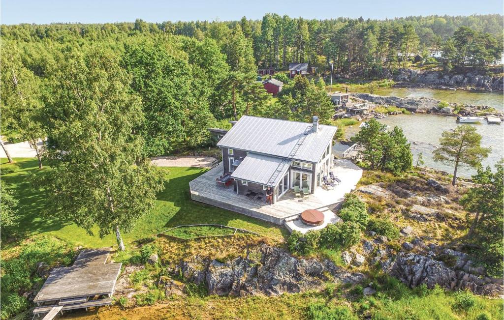 uma vista aérea de uma casa sobre a água em Awesome Home In Mellerud With Sauna, Wifi And Jacuzzi em Mellerud