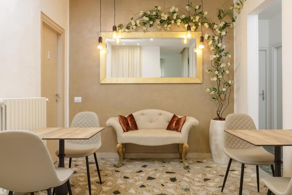 a waiting room with a chair and a mirror at Da Rita Affittacamere in Pisa