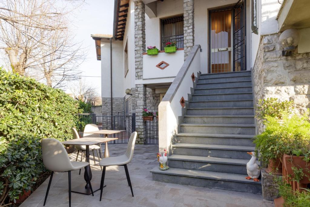 a patio with chairs and a table in front of a house at Da Rita Affittacamere in Pisa