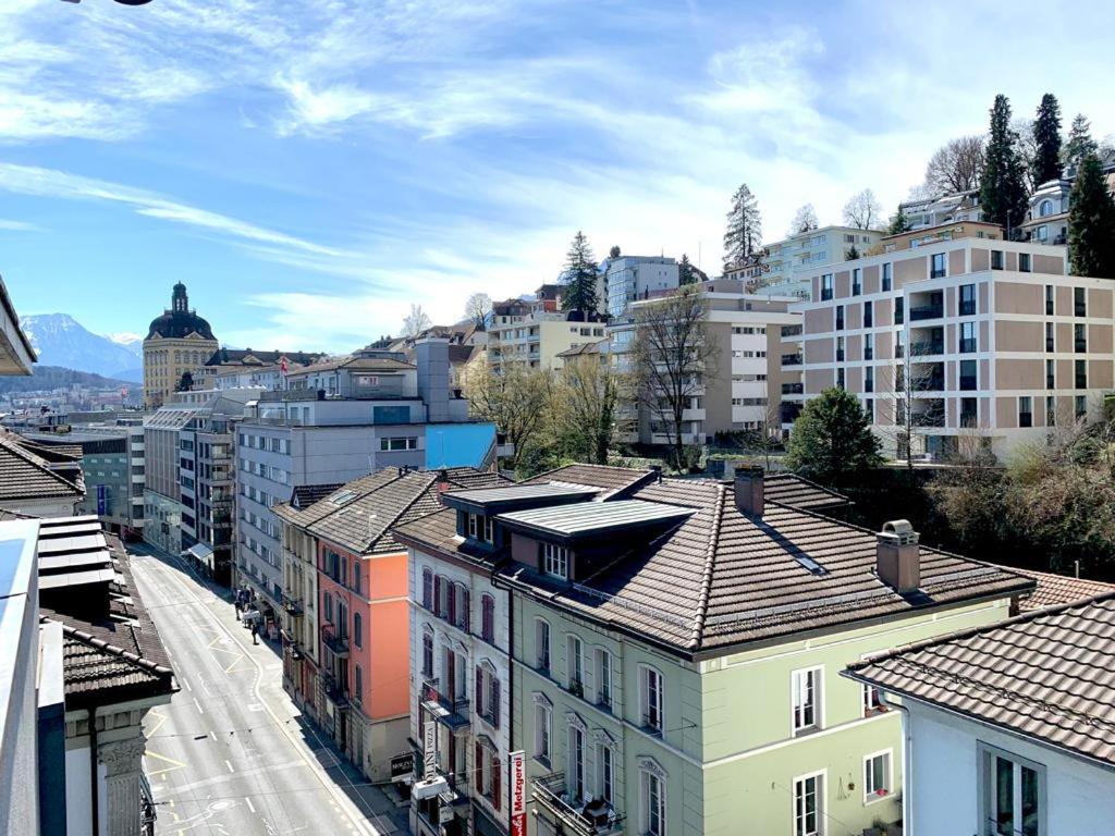 una vista aerea di una città con edifici di El Hamra - cozy - by PA a Lucerna