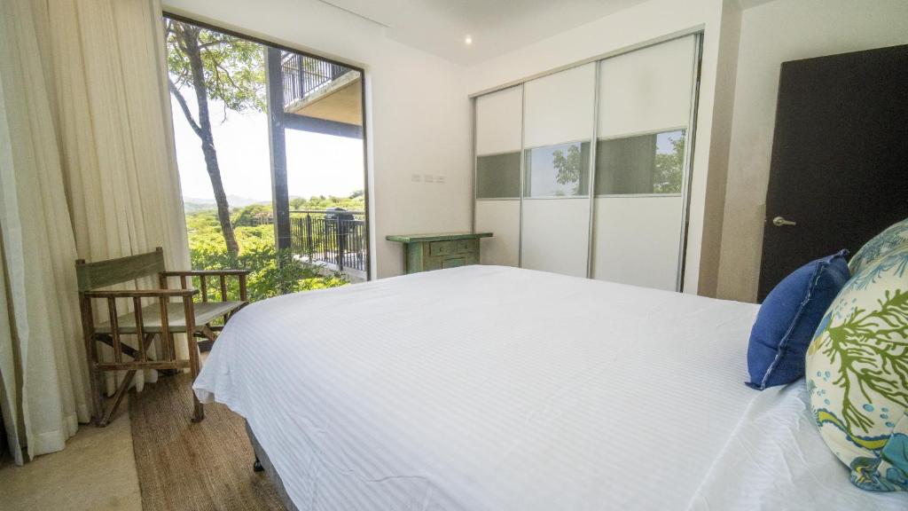 Postel nebo postele na pokoji v ubytování Roble Sabana 105 Luxury Apartment - Reserva Conchal