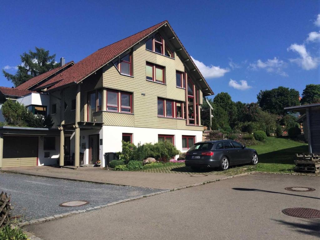 dom z samochodem zaparkowanym przed nim w obiekcie Alb Fe Wo w mieście Sankt Johann