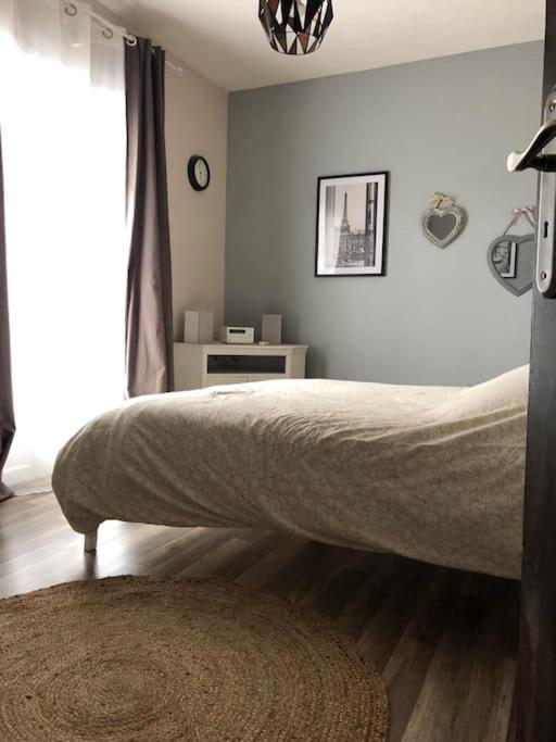Łóżko lub łóżka w pokoju w obiekcie La Maison de Suzanne
