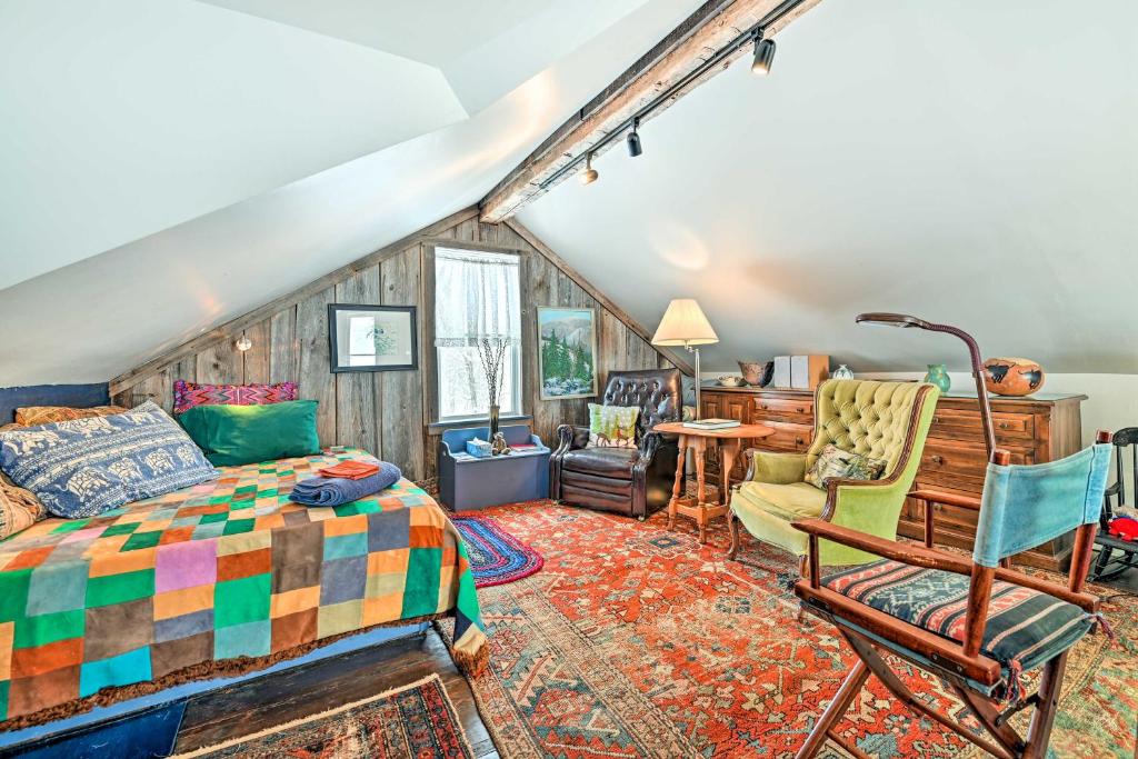 um quarto com uma cama e uma cadeira em Cozy Catskills Vacation Rental with Deck! em Fleischmanns