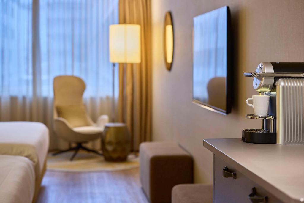 Una televisión o centro de entretenimiento en Radisson Blu Hotel, Lucerne