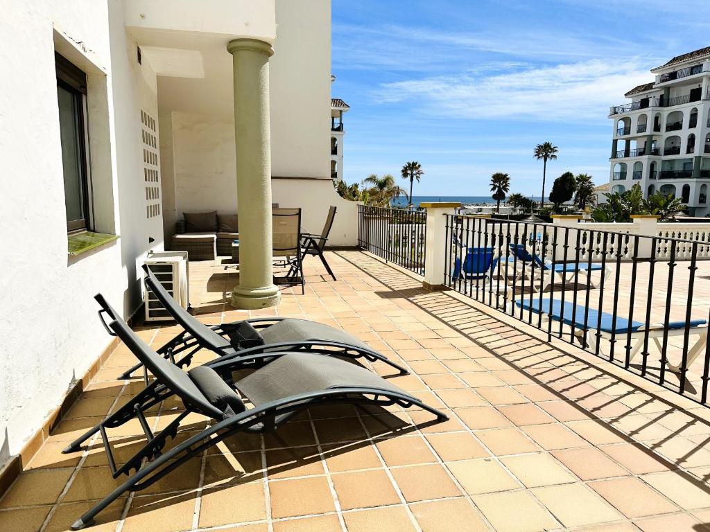 d'un balcon avec des chaises et une vue sur l'océan. dans l'établissement marina duquesa 806, à Manilva