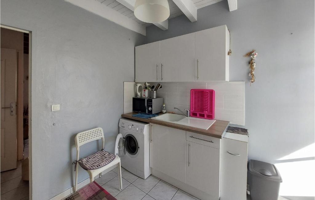 Kuchyňa alebo kuchynka v ubytovaní Lovely Apartment In Balaruc-Les-Bains