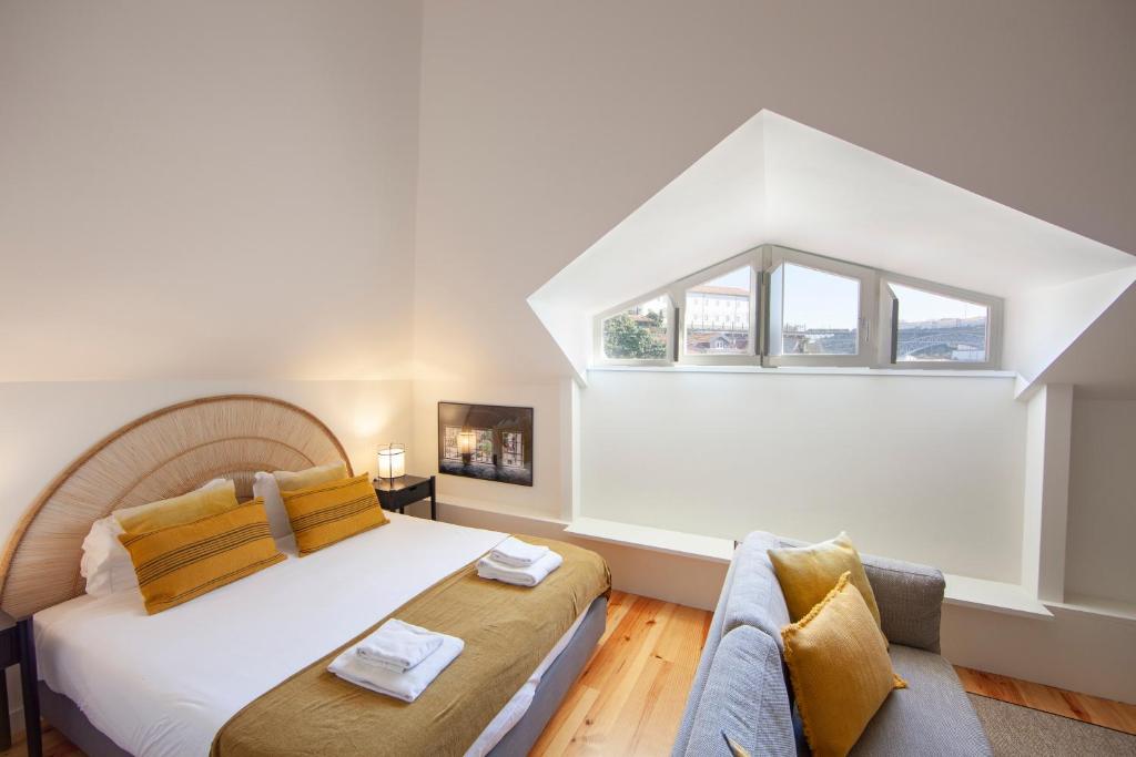 Un dormitorio con una cama grande y una ventana en Citybreak-apartments Patio, en Oporto