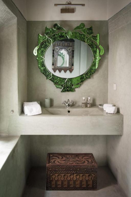 une salle de bain avec un lavabo et un miroir au mur dans l'établissement RIAD DAR NAOMI, à Marrakech 118 autres photos