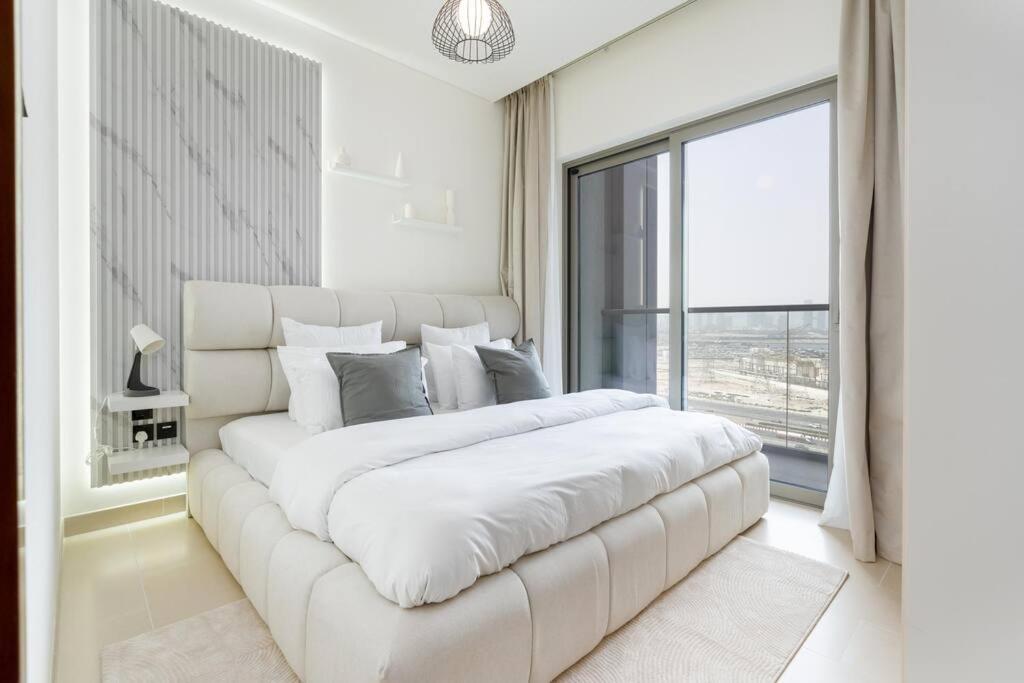 Postel nebo postele na pokoji v ubytování Cozy 1bdr 10' from Burj Khalifa