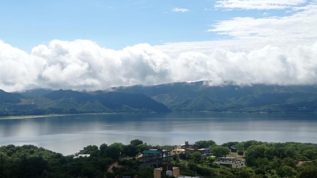 una vista di un grande specchio d'acqua con montagne di El Mirador de los Manantiales a Villa Parque Síquiman