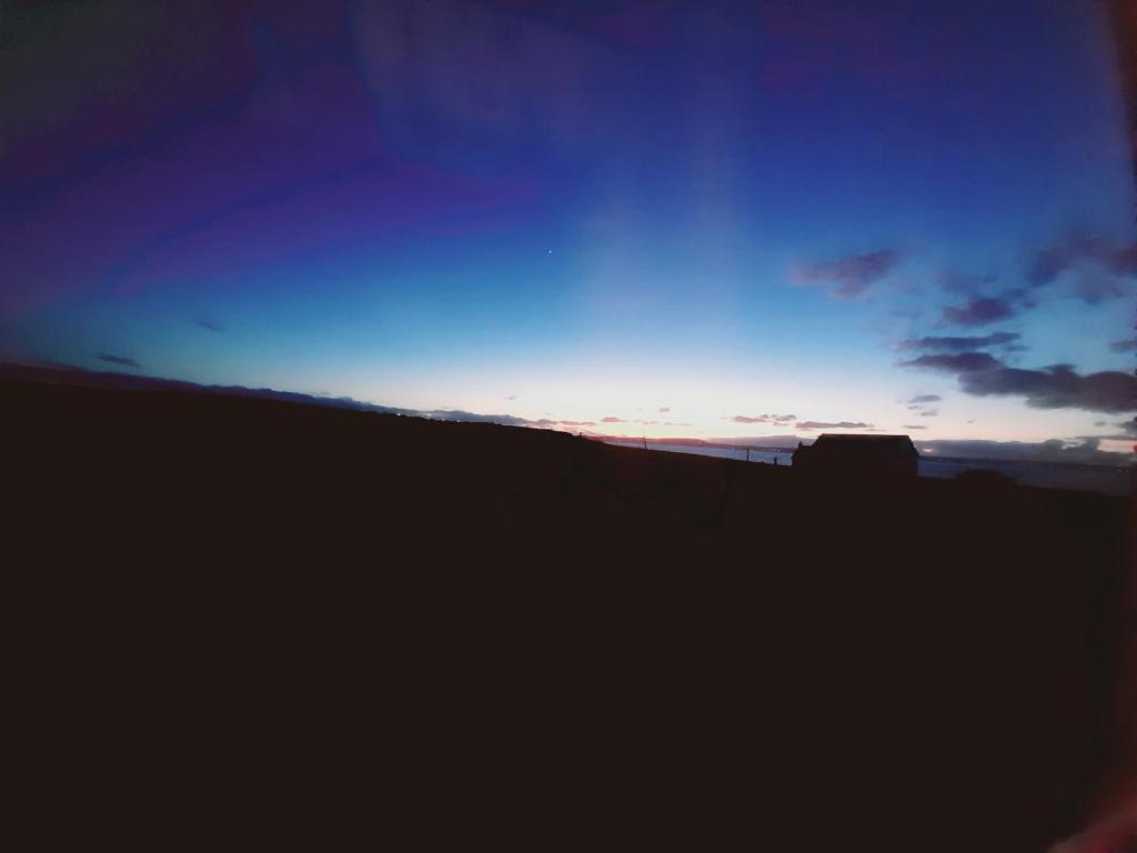 vistas a la puesta de sol sobre una colina en Two Chimneys en Upper Bayble