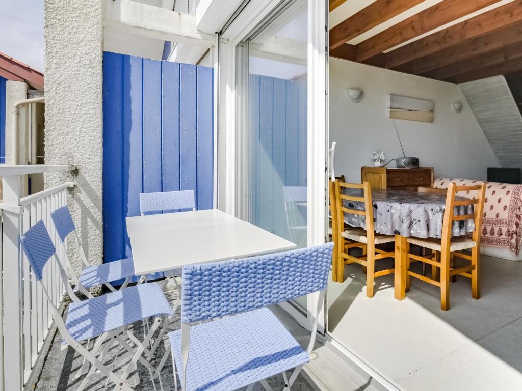 une chambre avec un balcon avec une table et des chaises dans l'établissement Appartement T3 duplex à 300m de la plage avec parking - FR-1-521-144, à Biscarrosse