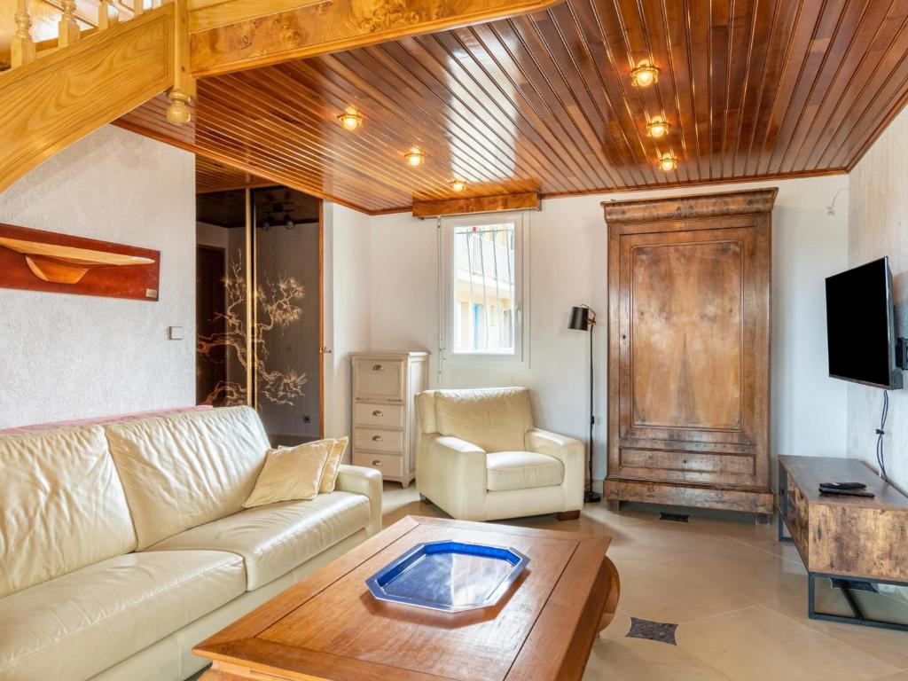 un salon avec un canapé et une table dans l'établissement Duplex centre station Biscarrosse 6 pers, terrasse, WIFI, parking, équipements complets - FR-1-521-193, à Biscarrosse