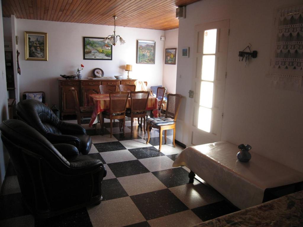 Zdjęcie z galerii obiektu Villa T4 avec Piscine Privée, 6 Couchages, Proche Plage - Saint-Cyprien - FR-1-106-82 w mieście Saint-Cyprien