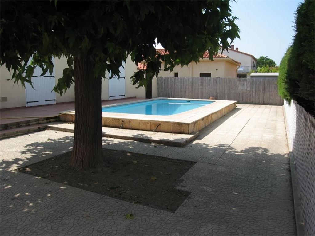Zdjęcie z galerii obiektu Villa T4 avec Piscine Privée, 6 Couchages, Proche Plage - Saint-Cyprien - FR-1-106-82 w mieście Saint-Cyprien