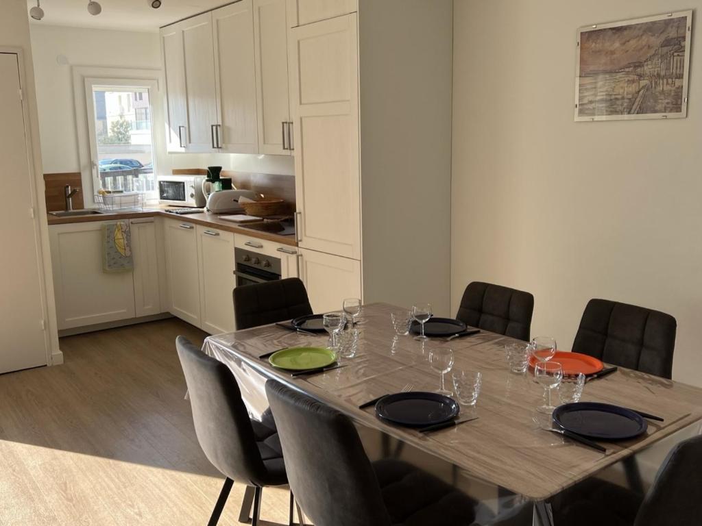 Kuchnia lub aneks kuchenny w obiekcie Appartement 3 pièces avec terrasses et vue mer - Parking inclus - FR-1-487-349