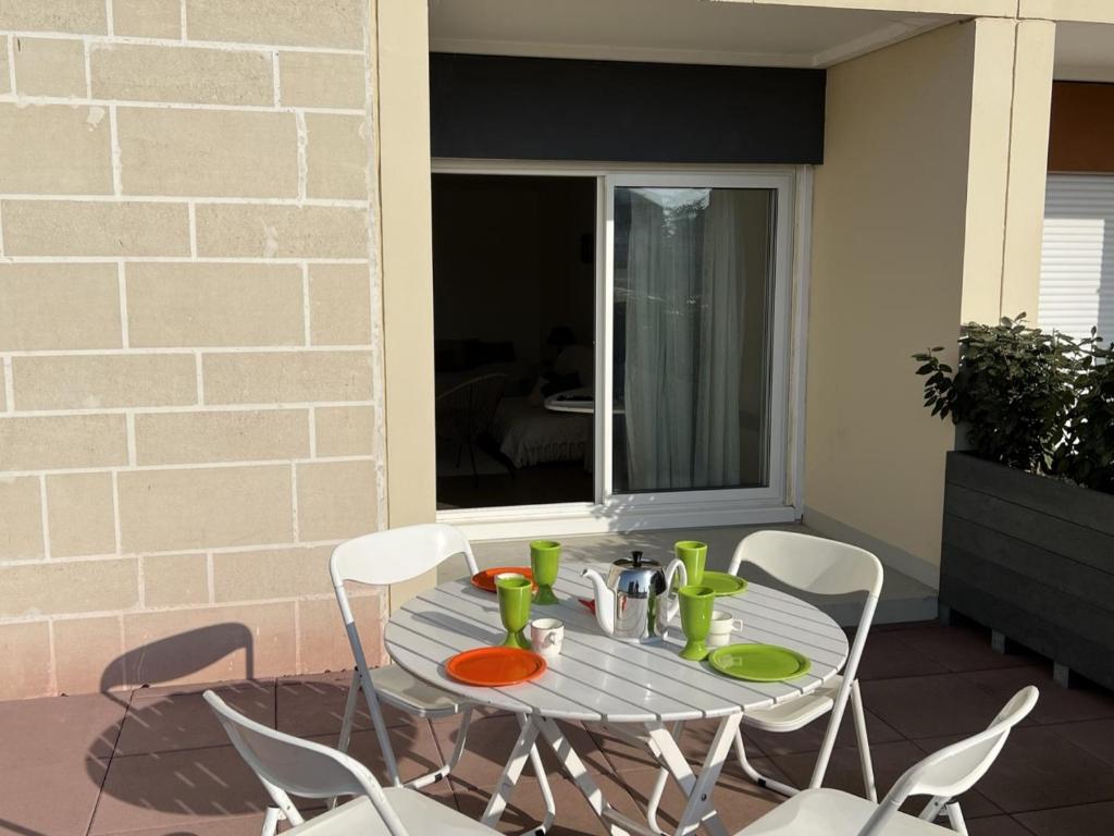 Napoje w obiekcie Appartement 3 pièces avec terrasses et vue mer - Parking inclus - FR-1-487-349