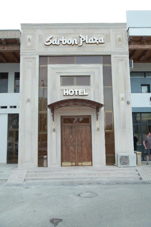 um hotel com uma porta grande em frente em Sarbon Plaza Hotel em Bukhara