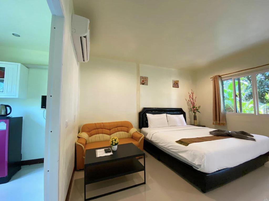 Postel nebo postele na pokoji v ubytování Everest Resort Samui - SHA Plus