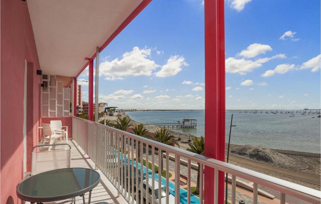 d'un balcon avec une table et une vue sur la plage. dans l'établissement Gorgeous Apartment In San Pedro Del Pinatar With House Sea View, à San Pedro del Pinatar