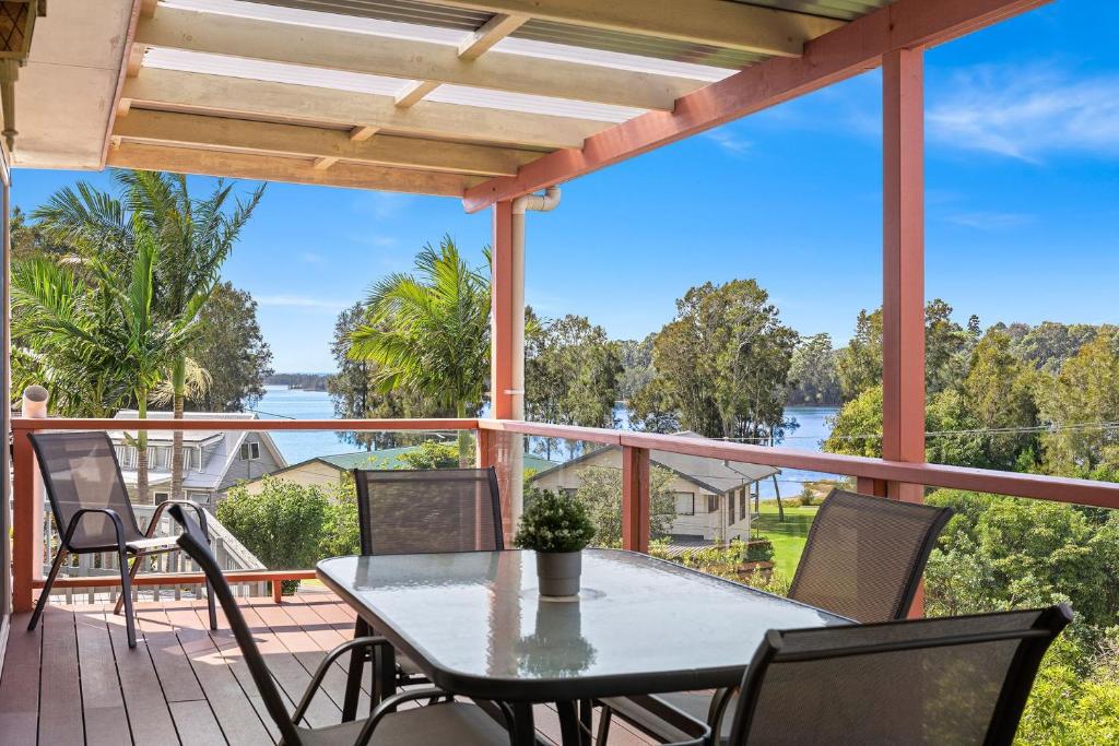 d'une terrasse avec une table et des chaises et une vue sur l'eau. dans l'établissement 28 Nioka Street, à Dalmeny