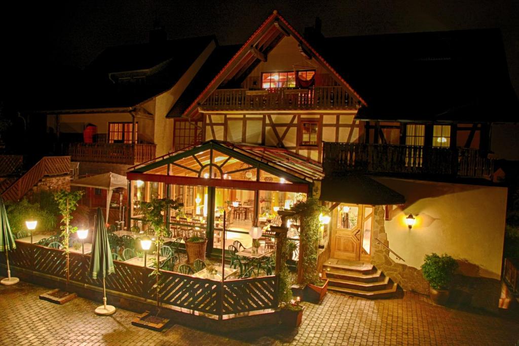 una vista aérea de un edificio por la noche en Inn Landgasthof "Zur Gemütlichkeit", en Mömbris