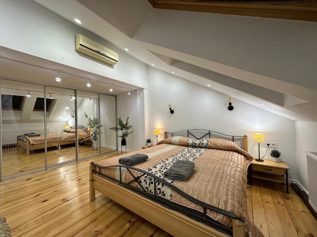 - une chambre avec un grand lit dans l'établissement Gamla Stan, à Lviv