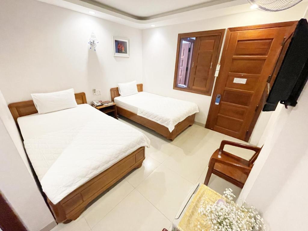 Giường trong phòng chung tại Khách sạn Nắng Biển - Sunny Sea