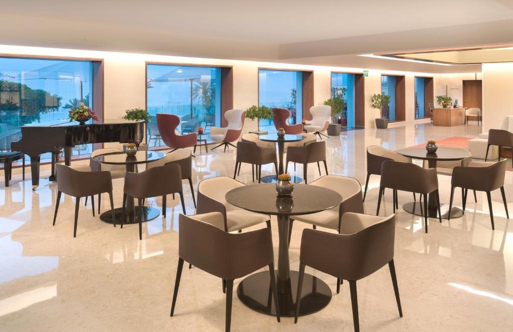 Posezení v ubytování Crowne Plaza Muscat by IHG