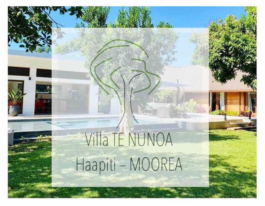HaapitiにあるLuxury & Tropical Villa Te Nunoa, Haapiti Mooreaの建物前の木像