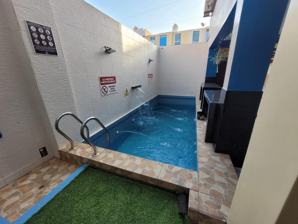 a swimming pool in the middle of a building at CASA VIP PIURA, piscina privada, full amoblada in Piura