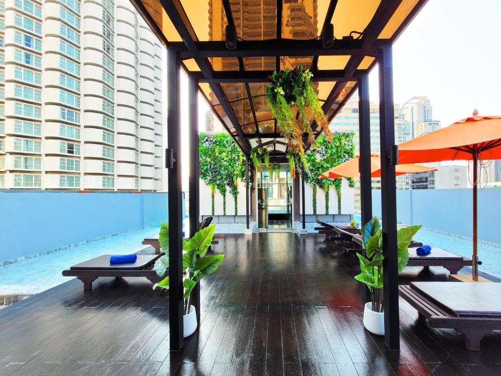 ระเบียงหรือลานระเบียงของ Citrus Sukhumvit 13 Nana Bangkok by Compass Hospitality - Newly Renovated