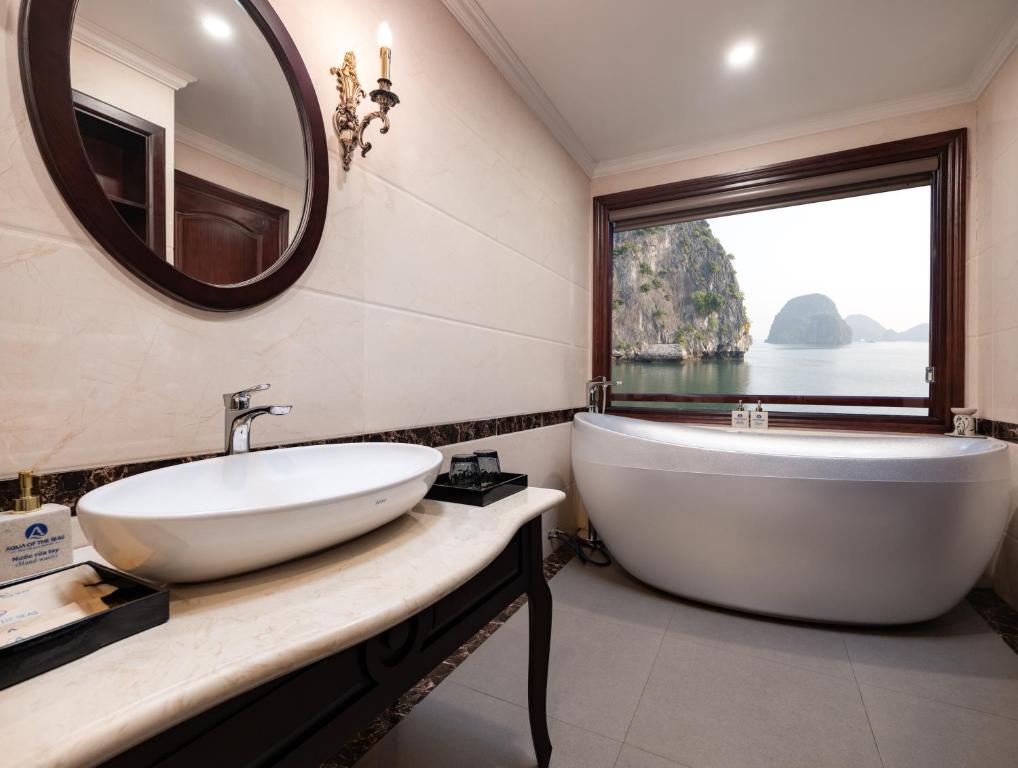 Uma casa de banho em Aqua Of The Seas Cruise Halong