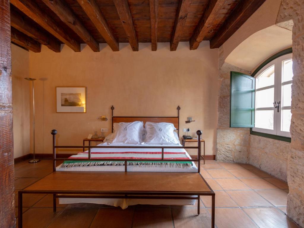 Postel nebo postele na pokoji v ubytování Hacienda Zorita Wine Hotel & Spa