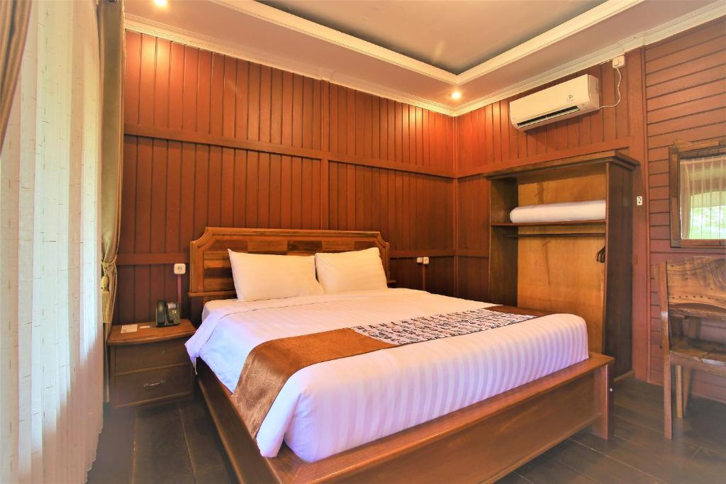 Postel nebo postele na pokoji v ubytování Kasuari Exotic Resort Magelang