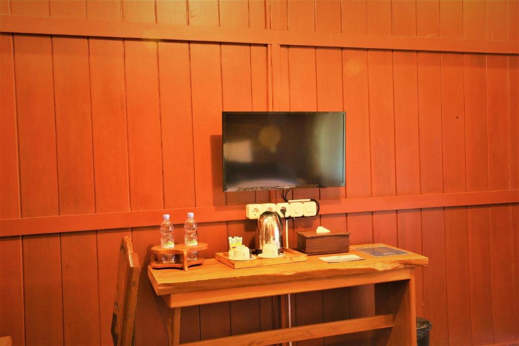 TV a/nebo společenská místnost v ubytování Kasuari Exotic Resort Magelang