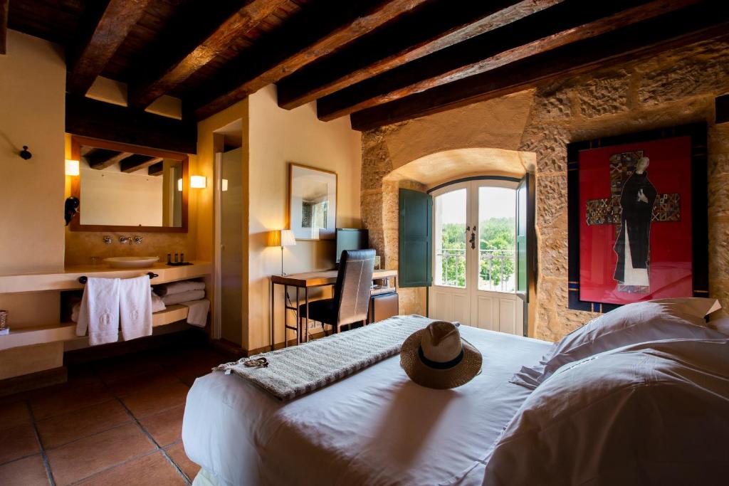 Postel nebo postele na pokoji v ubytování Hacienda Zorita Wine Hotel & Spa