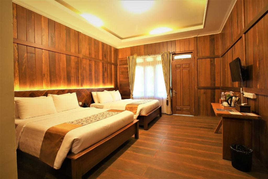 Postel nebo postele na pokoji v ubytování Kasuari Exotic Resort Magelang