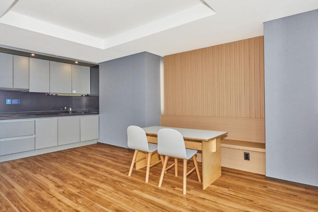 Kuchyň nebo kuchyňský kout v ubytování Kolon Seacloud Hotel
