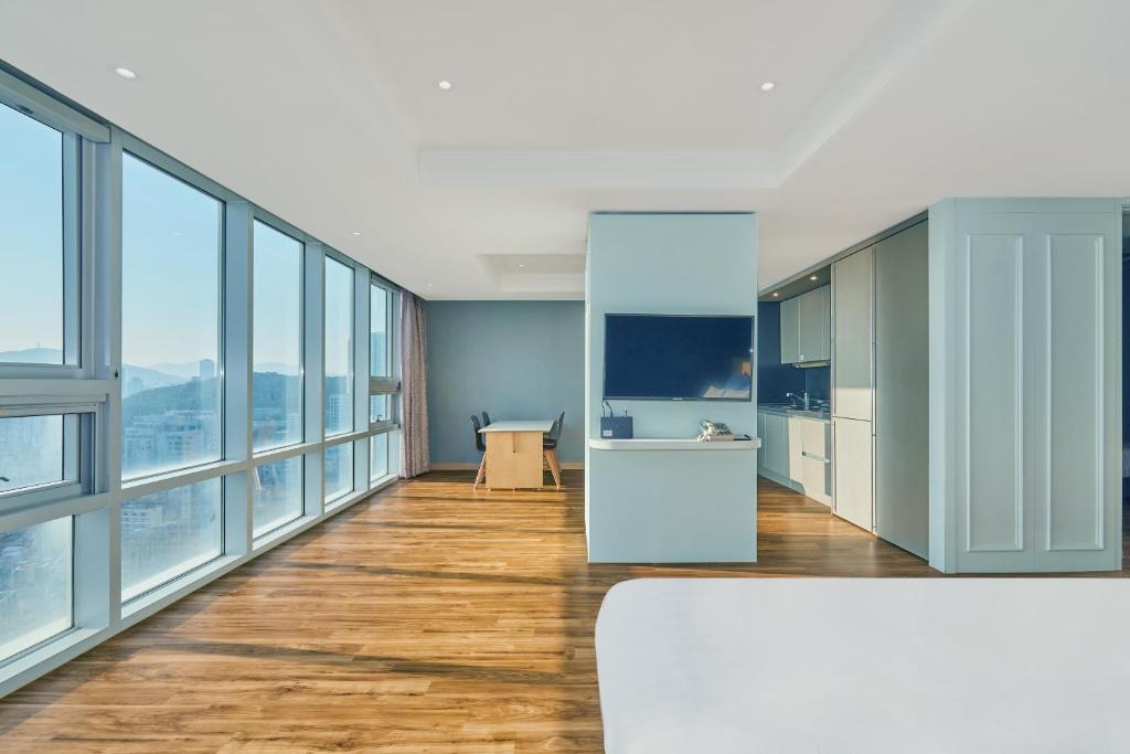 TV a/nebo společenská místnost v ubytování Kolon Seacloud Hotel