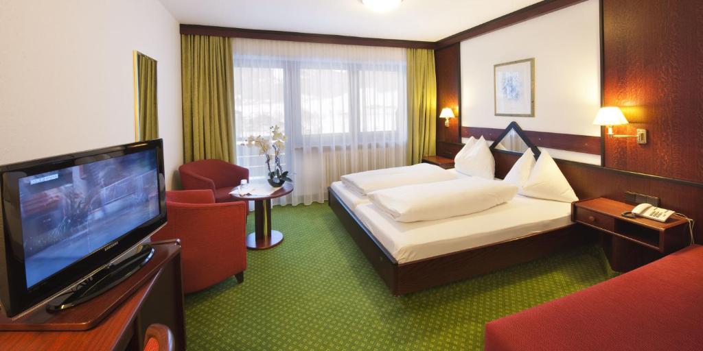 Televízia a/alebo spoločenská miestnosť v ubytovaní Ferienhotel Tyrol Söll am Wilden Kaiser