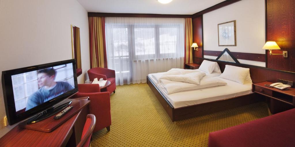 Televízia a/alebo spoločenská miestnosť v ubytovaní Ferienhotel Tyrol Söll am Wilden Kaiser