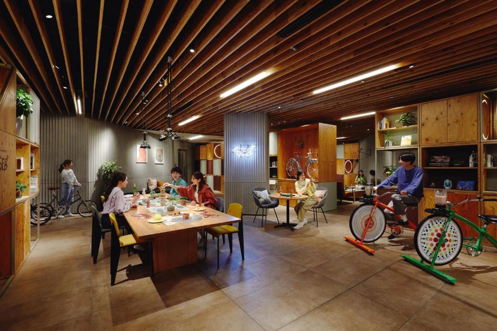 um grupo de pessoas sentadas numa mesa num restaurante em Hoshino Resort BEB5 Tsuchiura em Tsuchiura