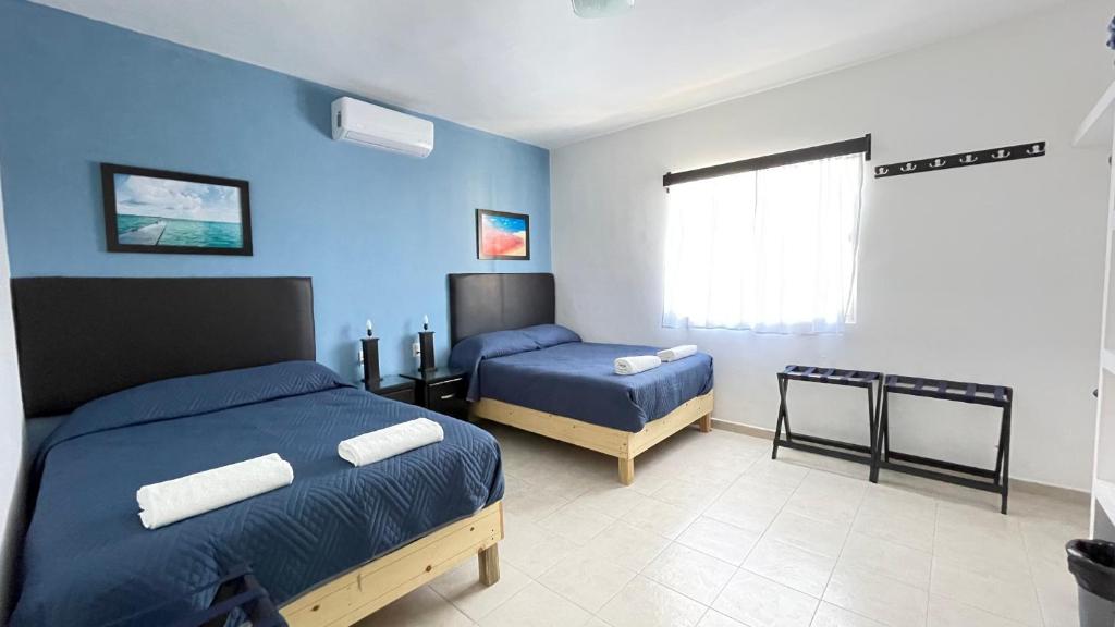 a bedroom with two beds and a window at Habitacion Privada Ejecutiva Minisplit Amenidades 2 in Castillo Teresa