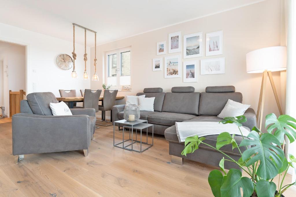 uma sala de estar com um sofá e uma mesa em View 91 Strandliebe em Scharbeutz