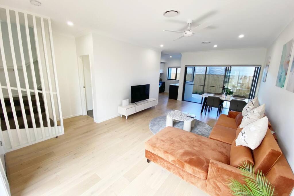 - un salon avec un canapé et une télévision dans l'établissement Stunning 2story villa Near Canal, à Gold Coast