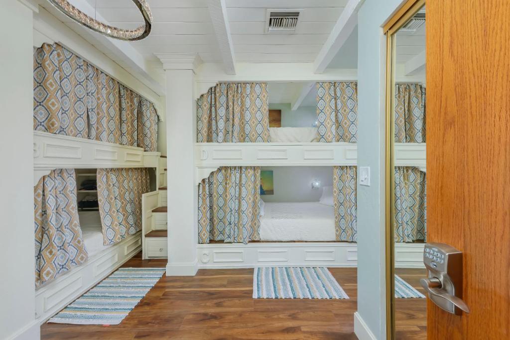 Giường trong phòng chung tại Smart Solution - Individual Private Bed-Pods in Gorgeous Shared Space - Women Only Dorm In Room 5 - CoEd House - Full-sized mattresses in Individual Pods - with built-in private storage - Gorgeous Shared Room - Affordable Luxury - Sparrow House