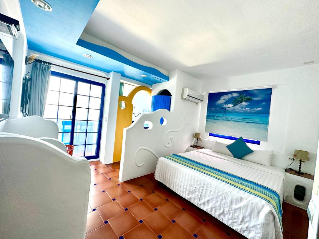 a bedroom with a bed in a room with blue ceilings at 海灘戀情 Beach Love 近沙灘-國旅卡特約商店 in Eluan