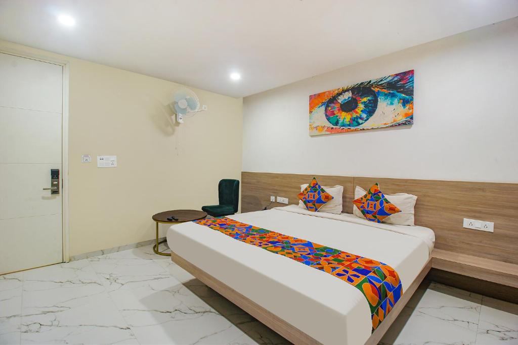 ein Schlafzimmer mit einem großen weißen Bett in einem Zimmer in der Unterkunft FabHotel SSR Fern Suites in Lingampalli